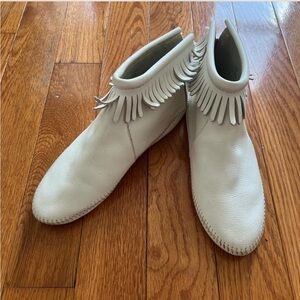 NOS white leather Minnetonka moccasin ankle booties size 10